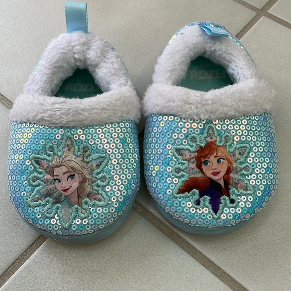 Disney Other - DISNEY Frozen toddler slippers. Size S (5/6)